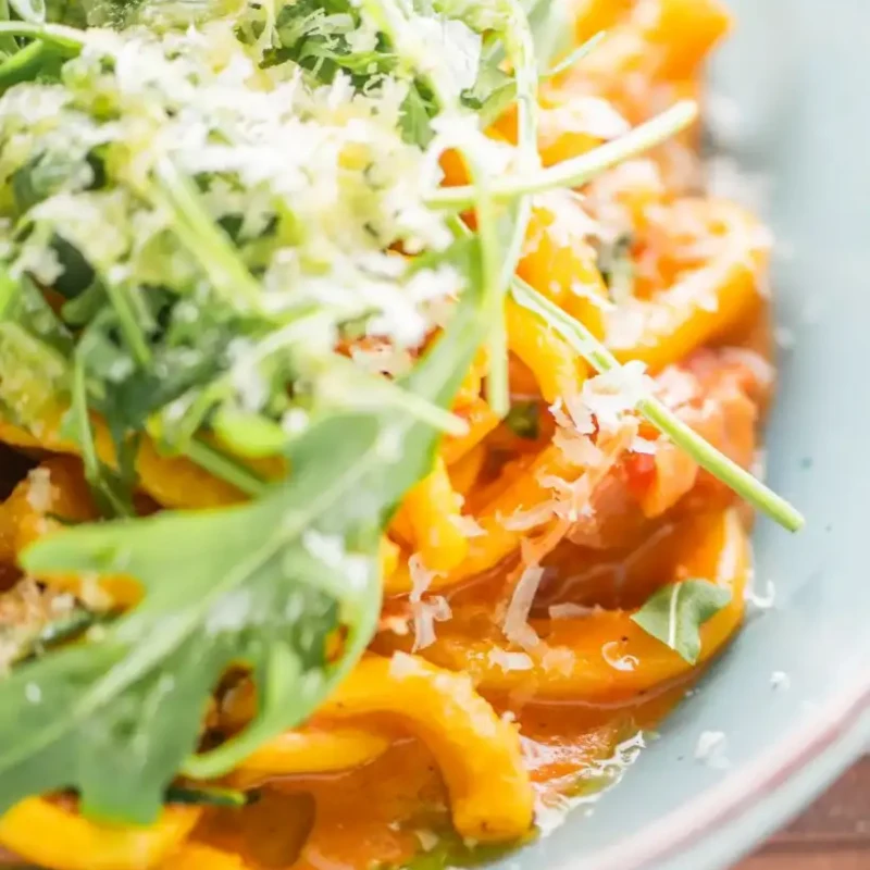 Traditionelle Casarecce Pasta mit Rucola und Tomatensauce