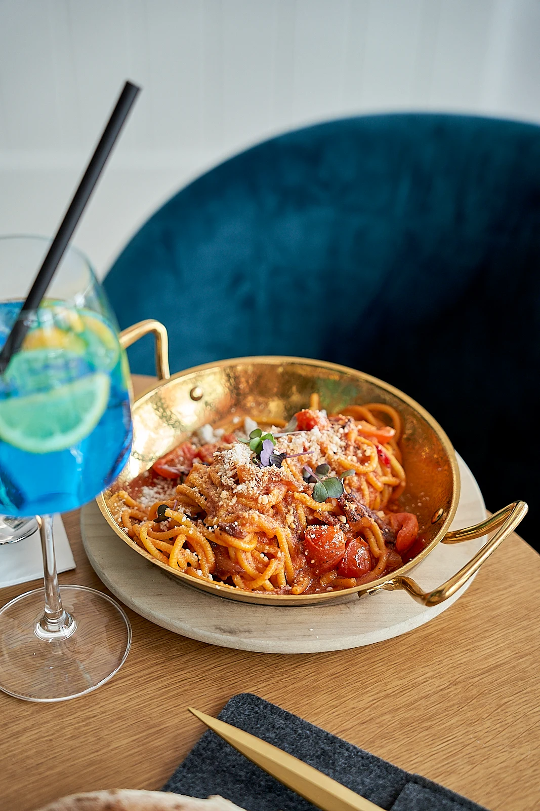 Frische Meeresfrüchte-Pasta mit blauem Sommer-Drink