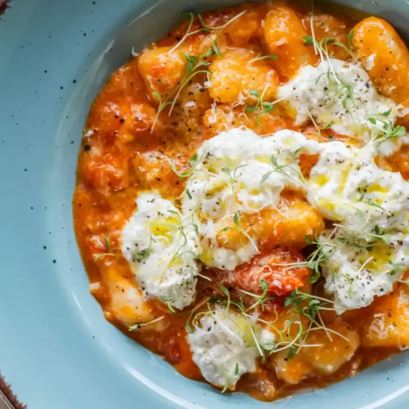 Überbackene italienische Gnocchi in Tomaten-Schnittlauch-Sauce