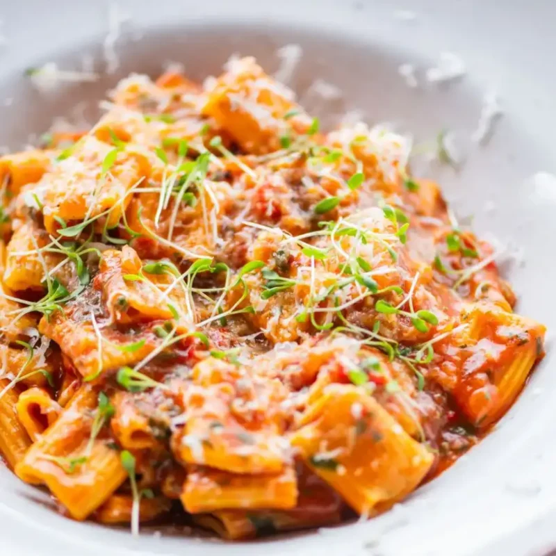 Herzhafte Makkaroni Pasta mit Fleischsauce und Käse