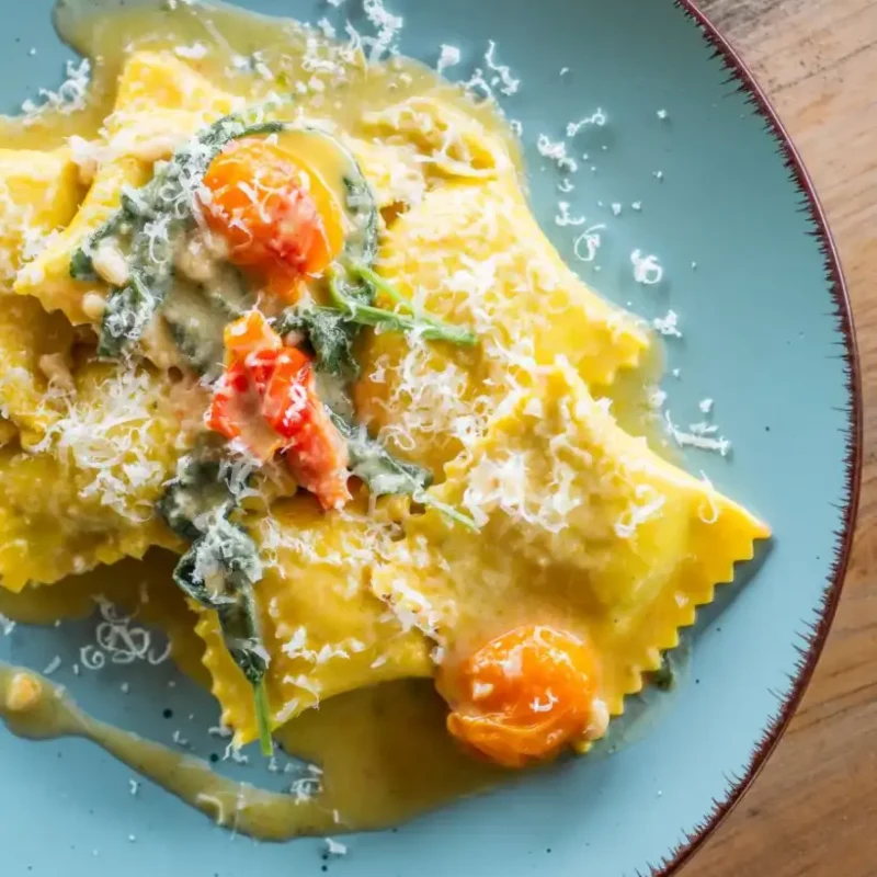 Hausgemachte italienische Ravioli mit Parmesan und Sauce