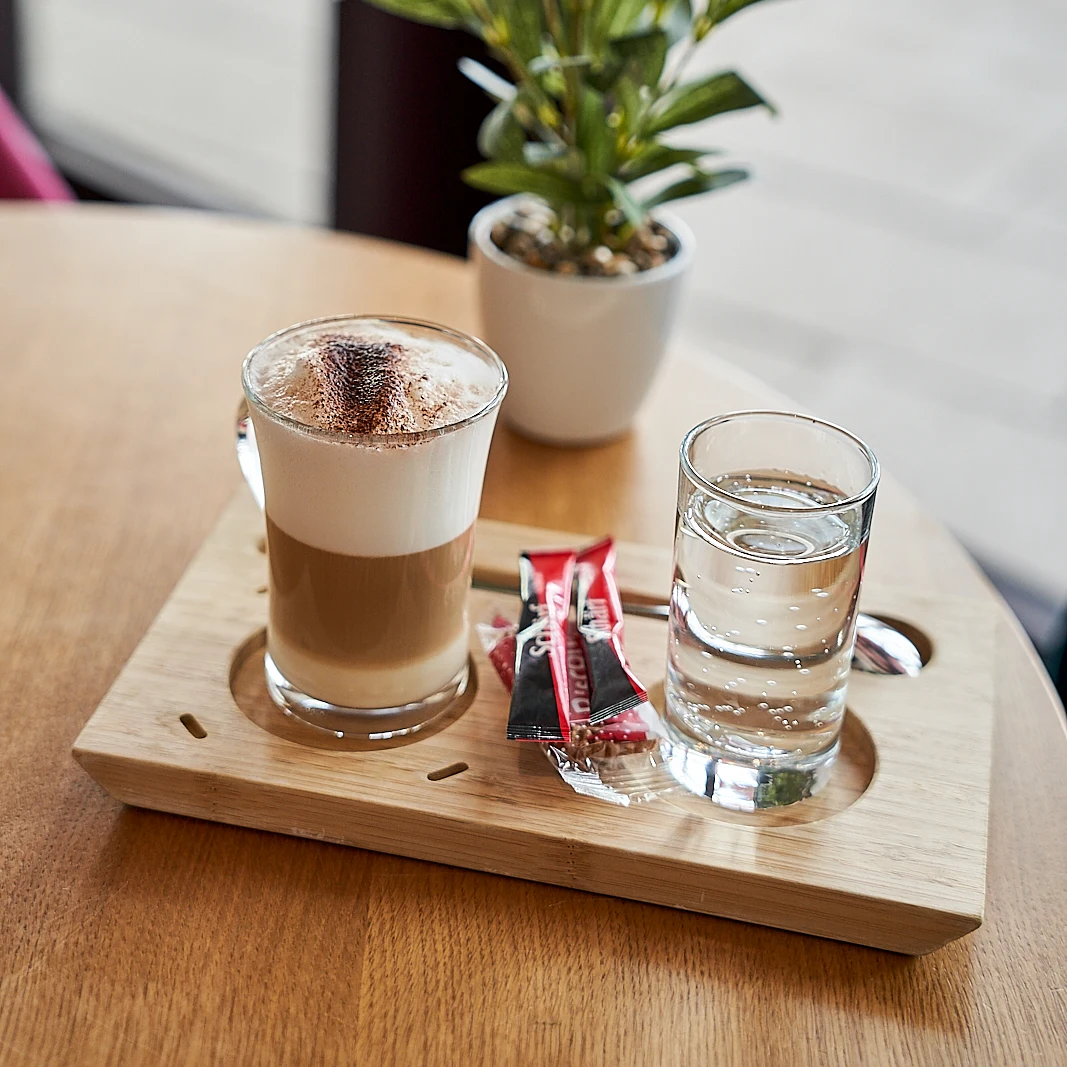 Cremiger Cappuccino mit Latte Art serviert im PADO Einkaufszentrum